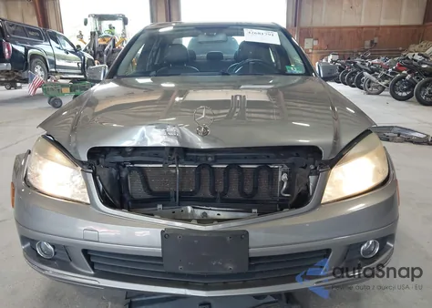 2010 Mercedes-Benz C 300 Luxury 4Matic/Sport 4Matic z USA, uszkodzony, nr VIN WDDGF8BB6AR129003